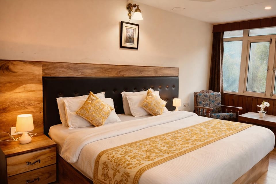 Hotel Out Town Manali !! Near Mall Road ! Parking ! lift ! Best Family Hotel Hotel in Manali