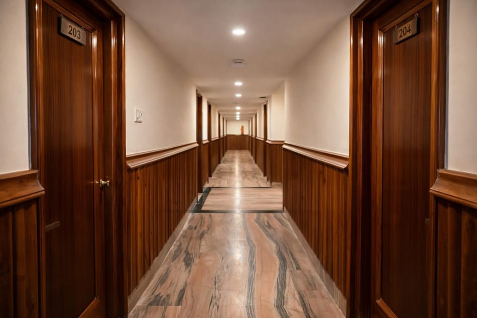 Hotel Out Town Manali !! Near Mall Road ! Parking ! lift ! Best Family Hotel Hotel in Manali