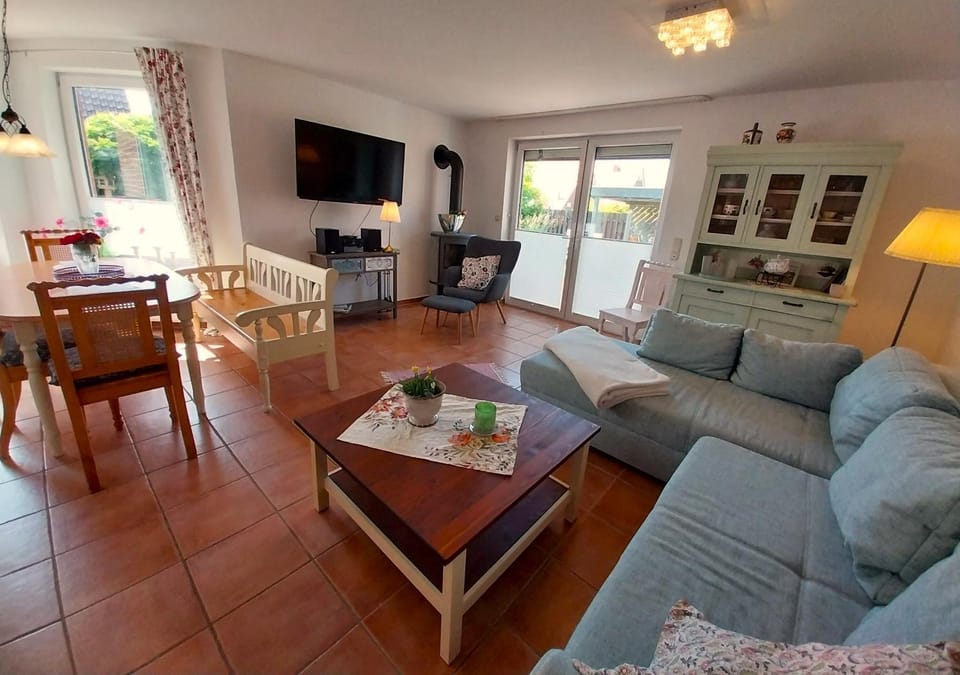 Communal lounge/ TV room, TV and multimedia, Living room, Seating area, Dining area, Evening entertainment