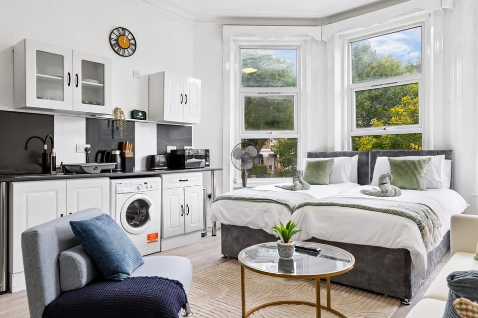 Bed, Coffee/tea facilities, Kitchen or kitchenette, Living room, Photo of the whole room, Seating area, Dining area, Bedroom, dishwasher, oven, stove, toaster