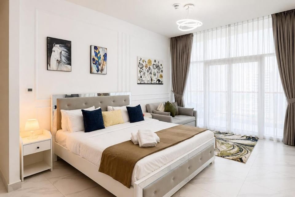 Panoramic Burj Khalifa and Canal View Apartment in Dubai