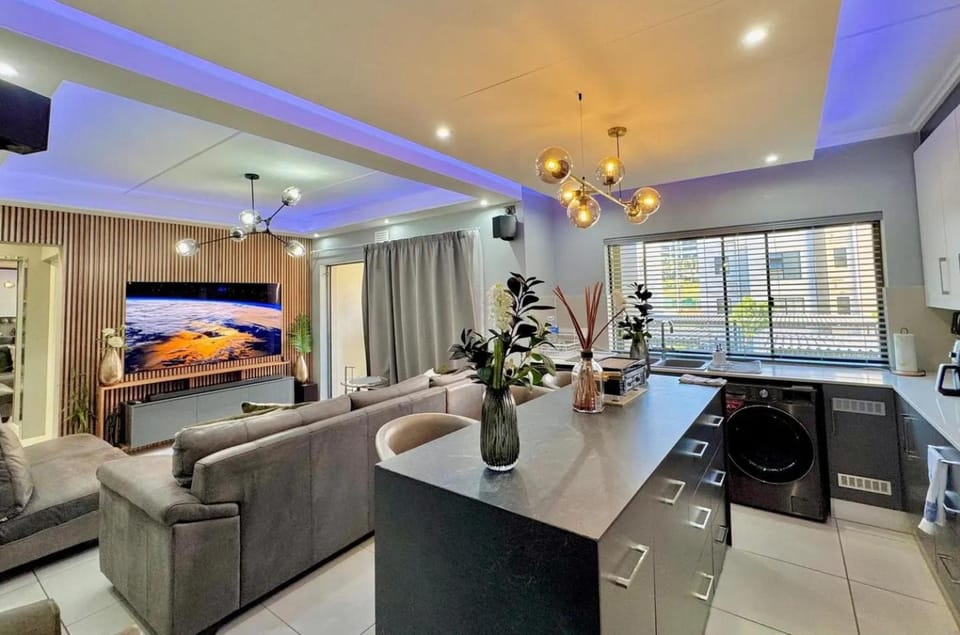 Communal lounge/ TV room, TV and multimedia, Kitchen or kitchenette, Living room, Seating area, Dining area, Evening entertainment