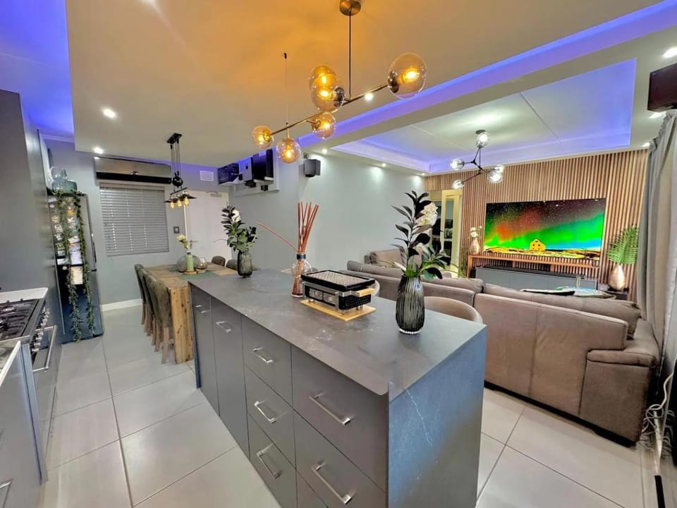 TV and multimedia, Kitchen or kitchenette, Living room, Seating area