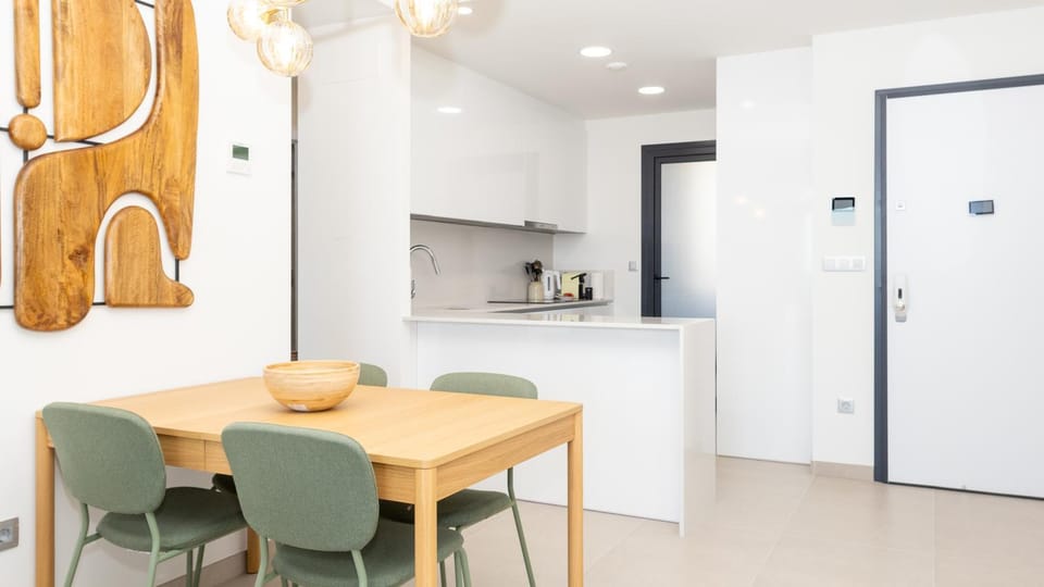 Kitchen or kitchenette, Dining area