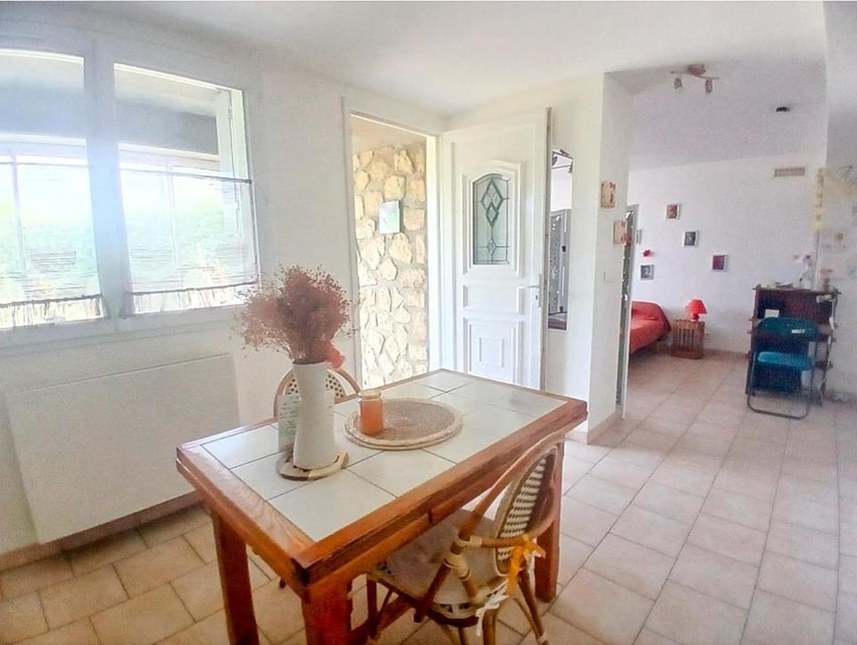 Chez Lulu Grand Studio Cote Jardin avec Veranda Apartment in Provence-Alpes-Côte d'Azur