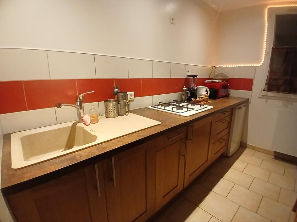 Chez Lulu Grand Studio Cote Jardin avec Veranda Apartment in Provence-Alpes-Côte d'Azur