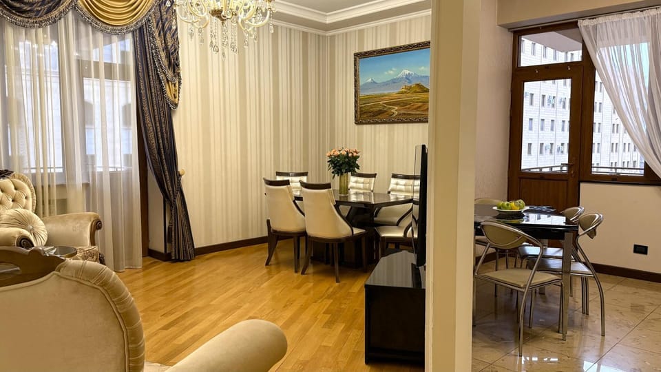 TV and multimedia, Living room, Seating area, Dining area