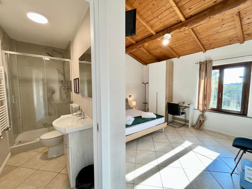 Shower, Toilet, Bathroom, Bedroom, towels