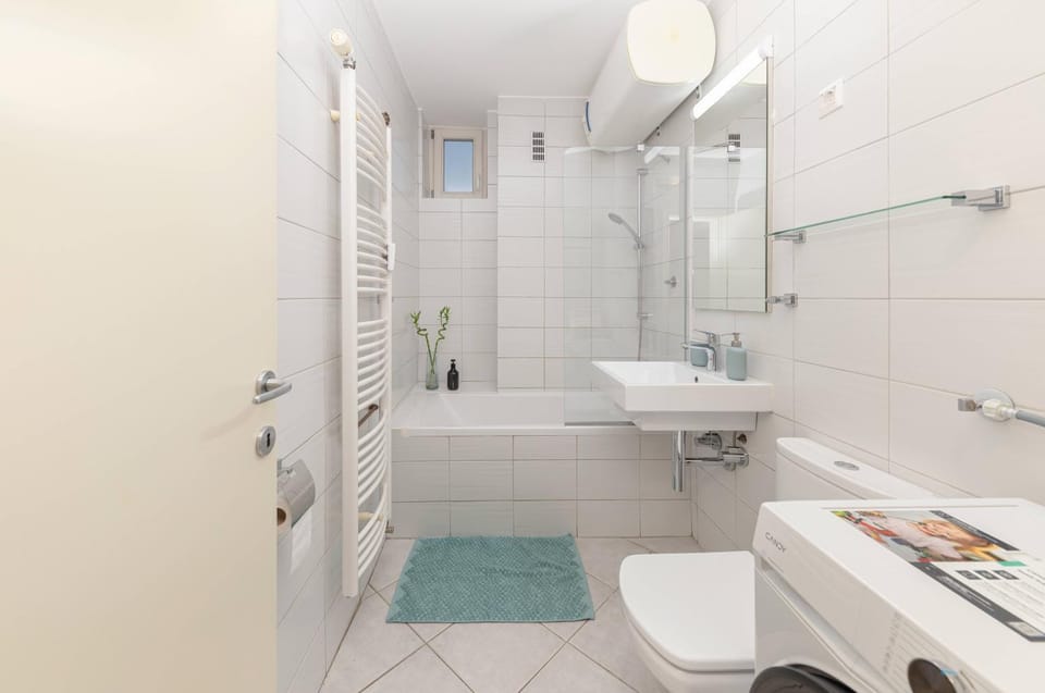 Shower, Toilet, Bathroom, Bath