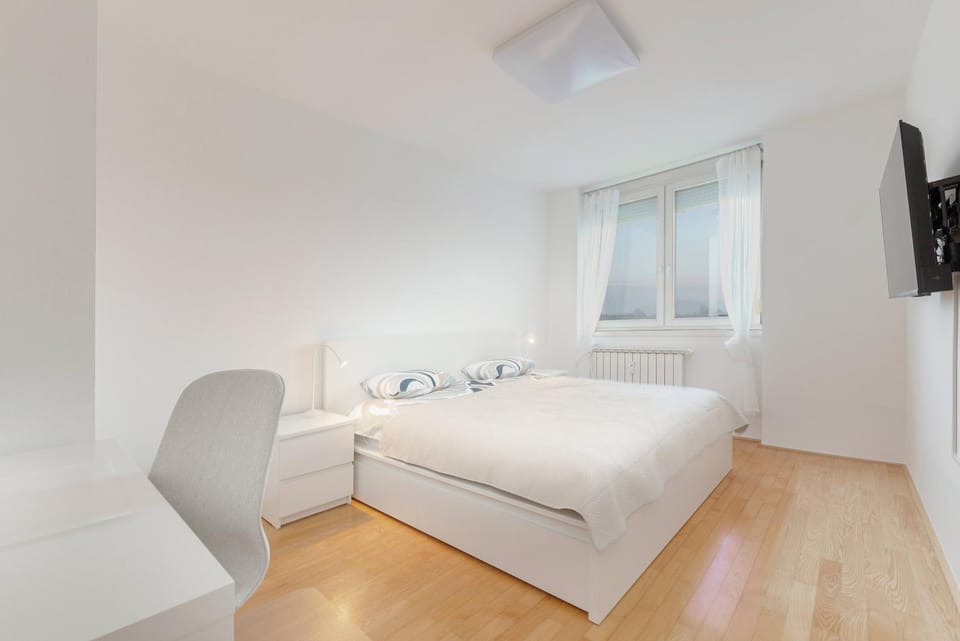 Bed, TV and multimedia, Photo of the whole room, Bedroom