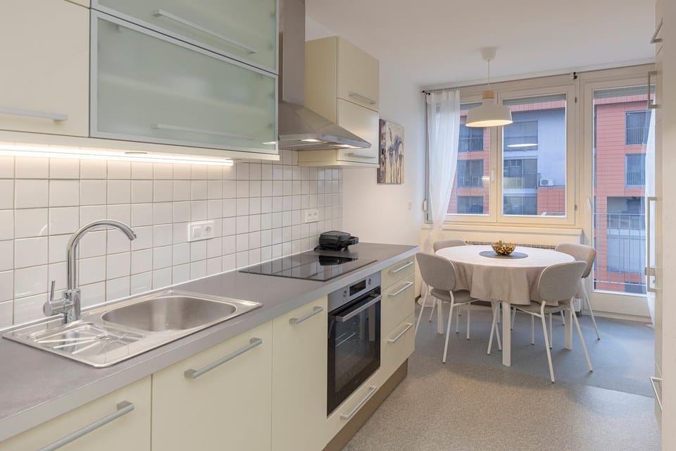Kitchen or kitchenette, Dining area, oven, stove
