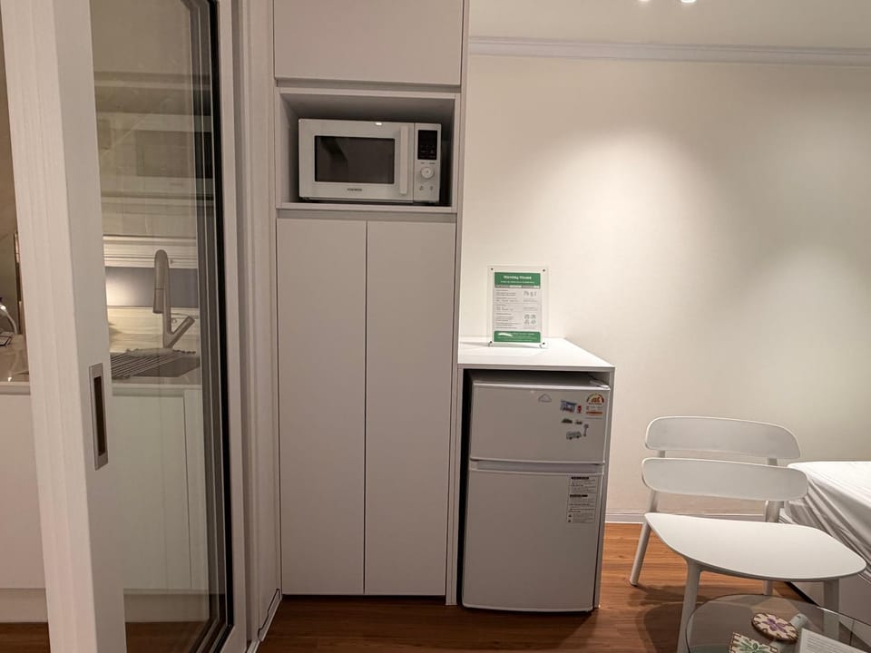 minibar, oven