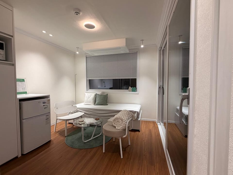 Kitchen or kitchenette, air conditioner