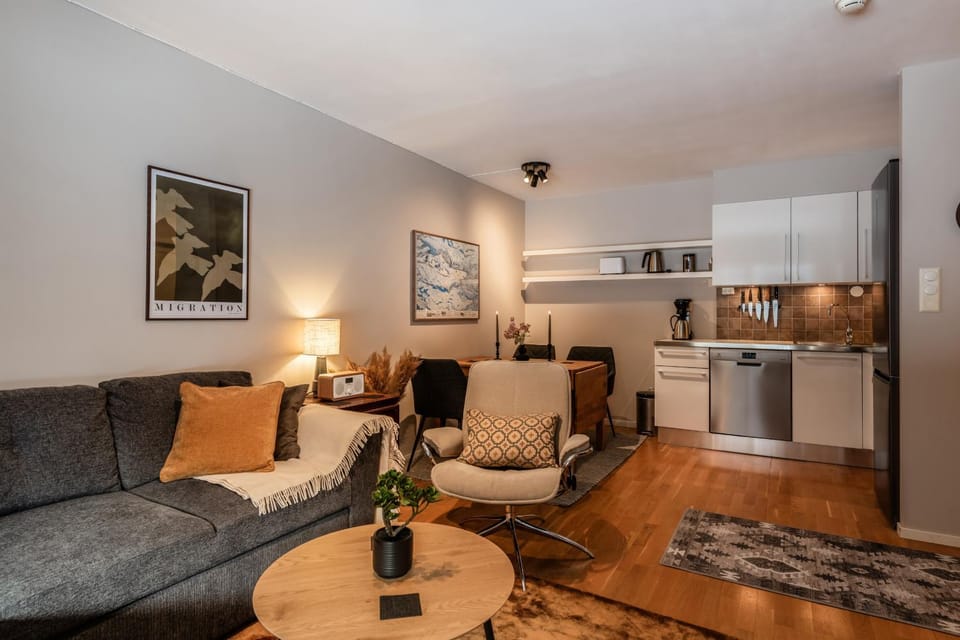 Kitchen or kitchenette, Living room, Seating area, Dining area
