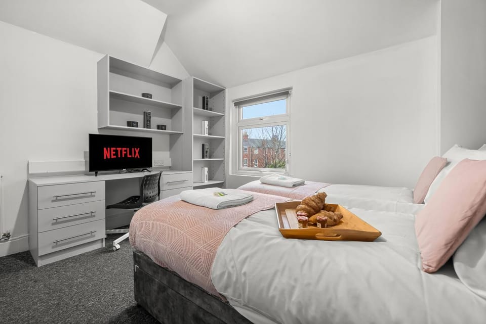 Bed, TV and multimedia, Photo of the whole room, Bedroom, towels