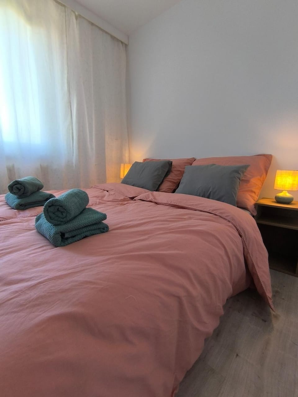Bed, Bedroom, towels