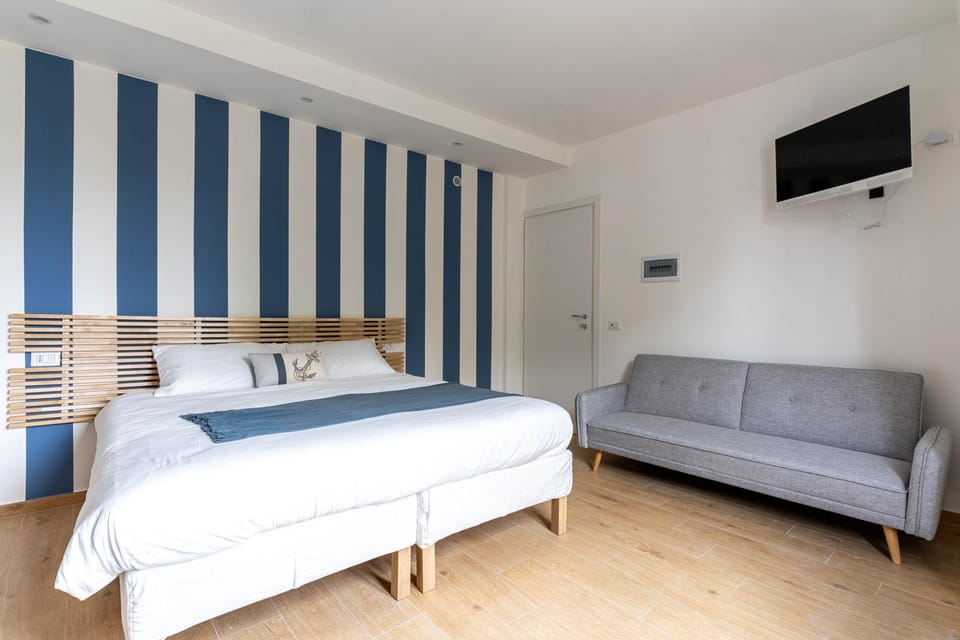 TV and multimedia, Photo of the whole room, Seating area, Bedroom