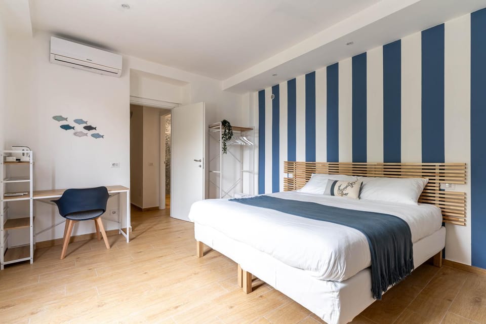 Bed, Photo of the whole room, wardrobe, air conditioner