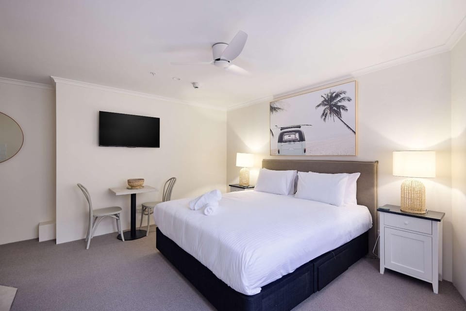 Bed, Seating area