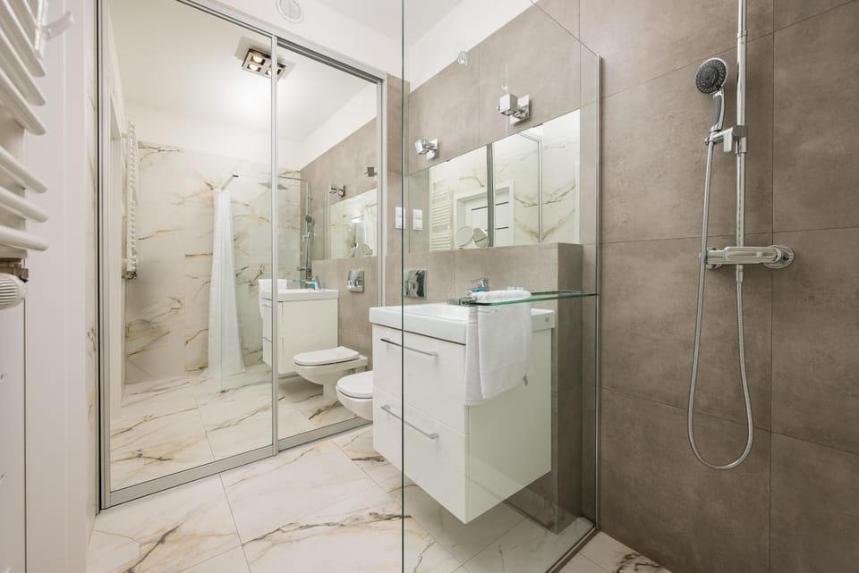 Shower, Toilet, Bathroom, towels