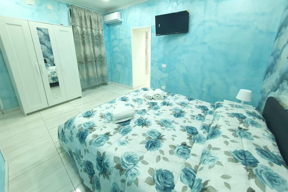 Bed, TV and multimedia, Photo of the whole room, Bedroom, wardrobe