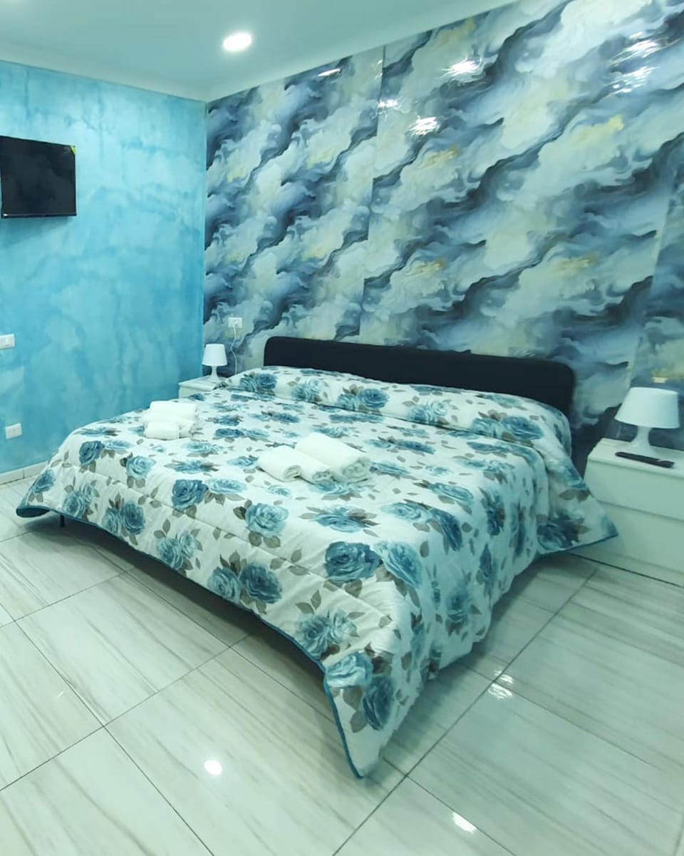 Bed, TV and multimedia, Bedroom
