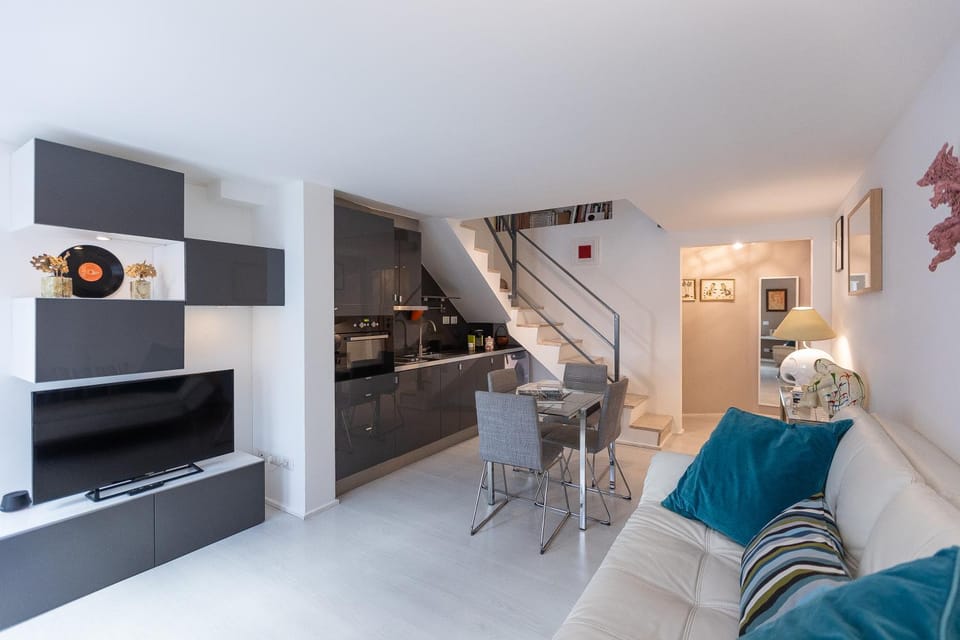 TV and multimedia, Kitchen or kitchenette, Living room, Seating area, Dining area
