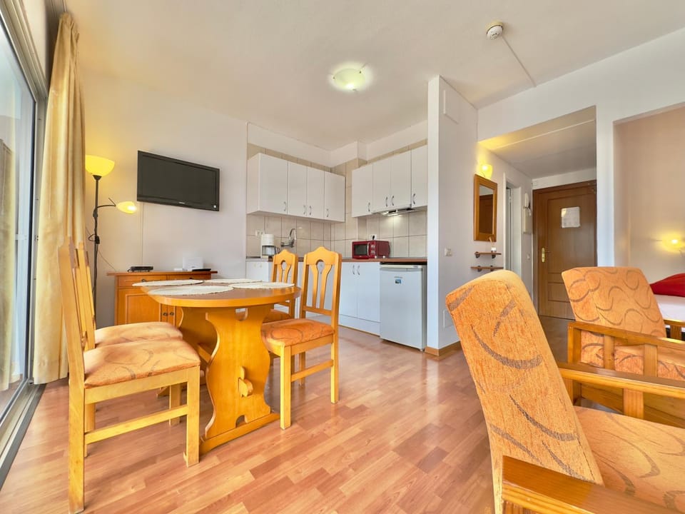 TV and multimedia, Kitchen or kitchenette, Living room, Dining area