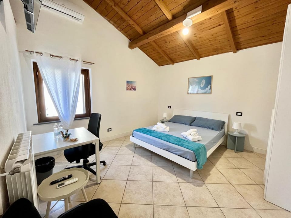 TV and multimedia, Photo of the whole room, Bedroom, air conditioner