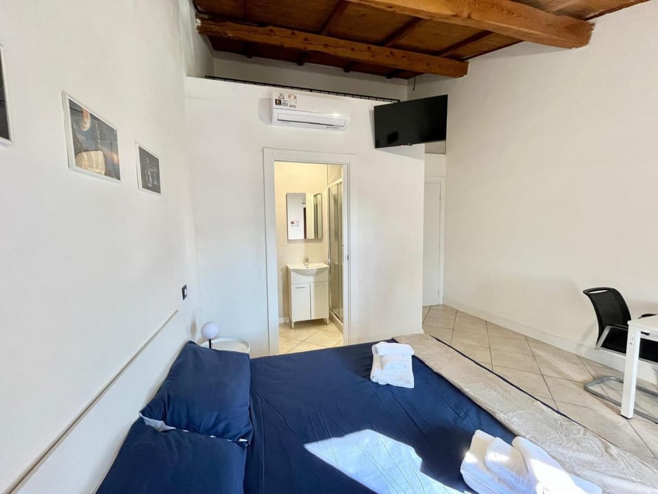 Bed, TV and multimedia, Photo of the whole room, Bedroom, air conditioner