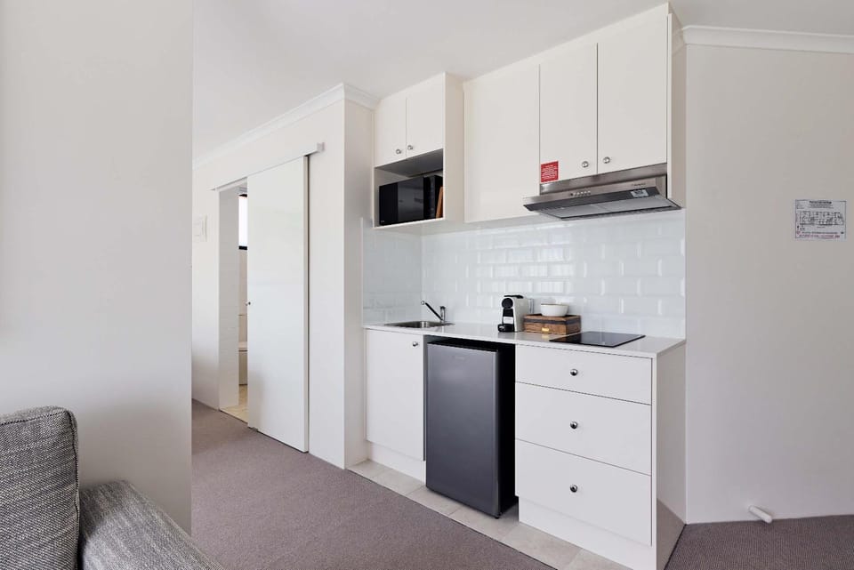 Coffee/tea facilities, Kitchen or kitchenette, microwave, stove