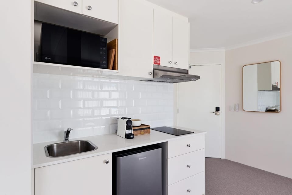 Coffee/tea facilities, Kitchen or kitchenette, microwave, stove