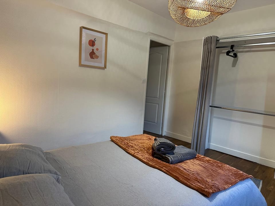 Bed, Photo of the whole room, Bedroom