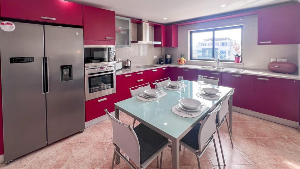 Kitchen or kitchenette, Dining area, stove
