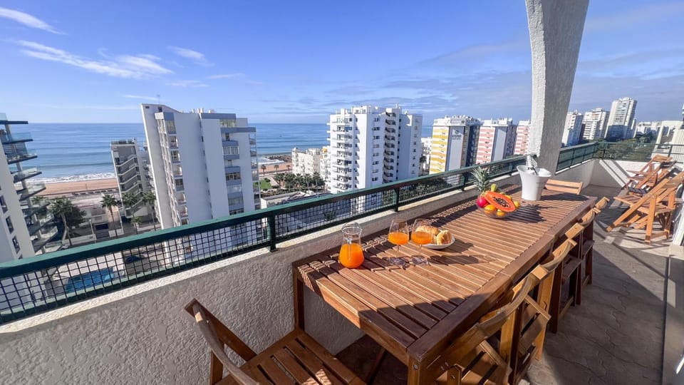 View (from property/room), Balcony/Terrace, Dining area, City view, Sea view
