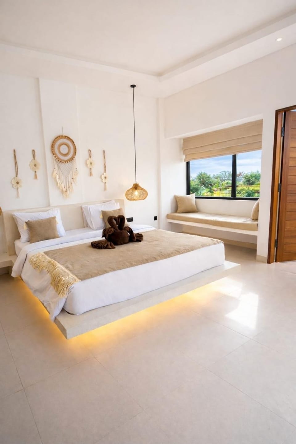 Villa Jaya Luxury 3 Bed Room Villa Private Pool Jacuzzi 5 minutes from Nuanu Villa in Kediri