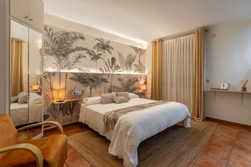 Bed, Photo of the whole room, Bedroom