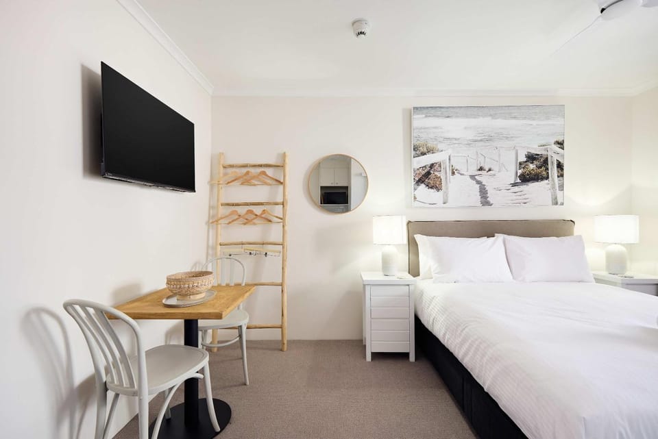 Bed, Photo of the whole room, Seating area