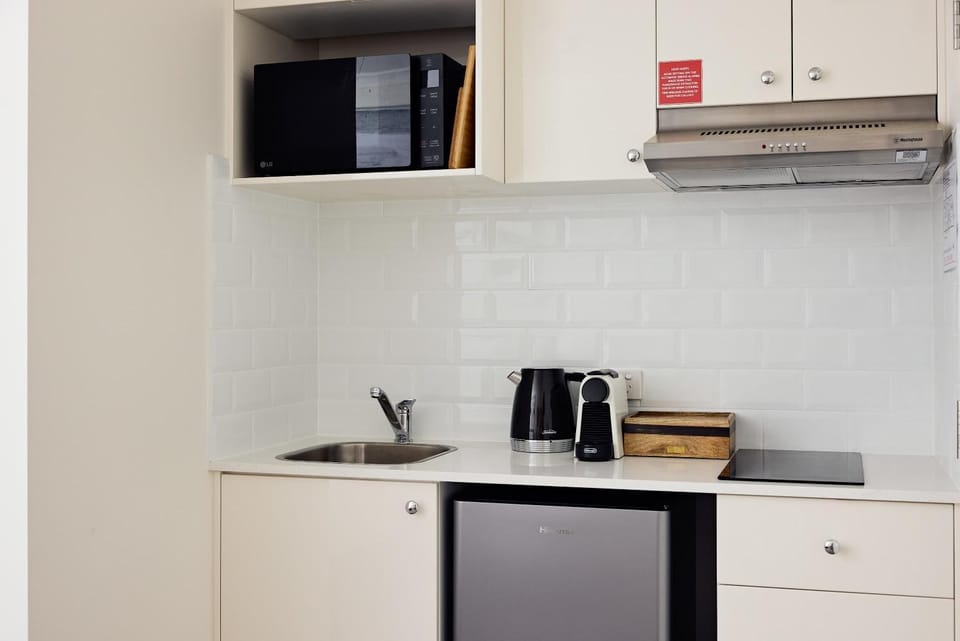 Coffee/tea facilities, Kitchen or kitchenette, stove, toaster