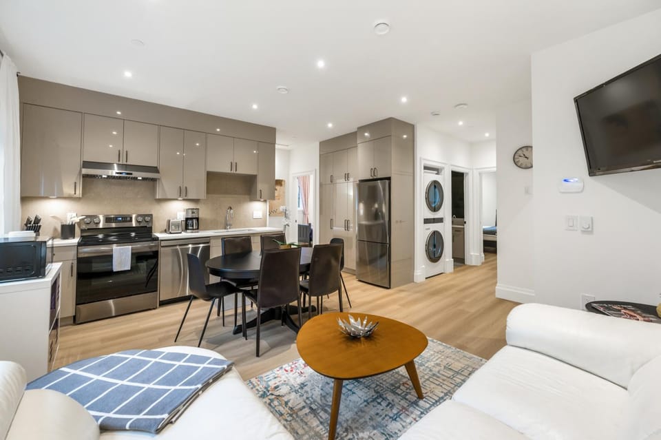 TV and multimedia, Kitchen or kitchenette, Living room, Dining area