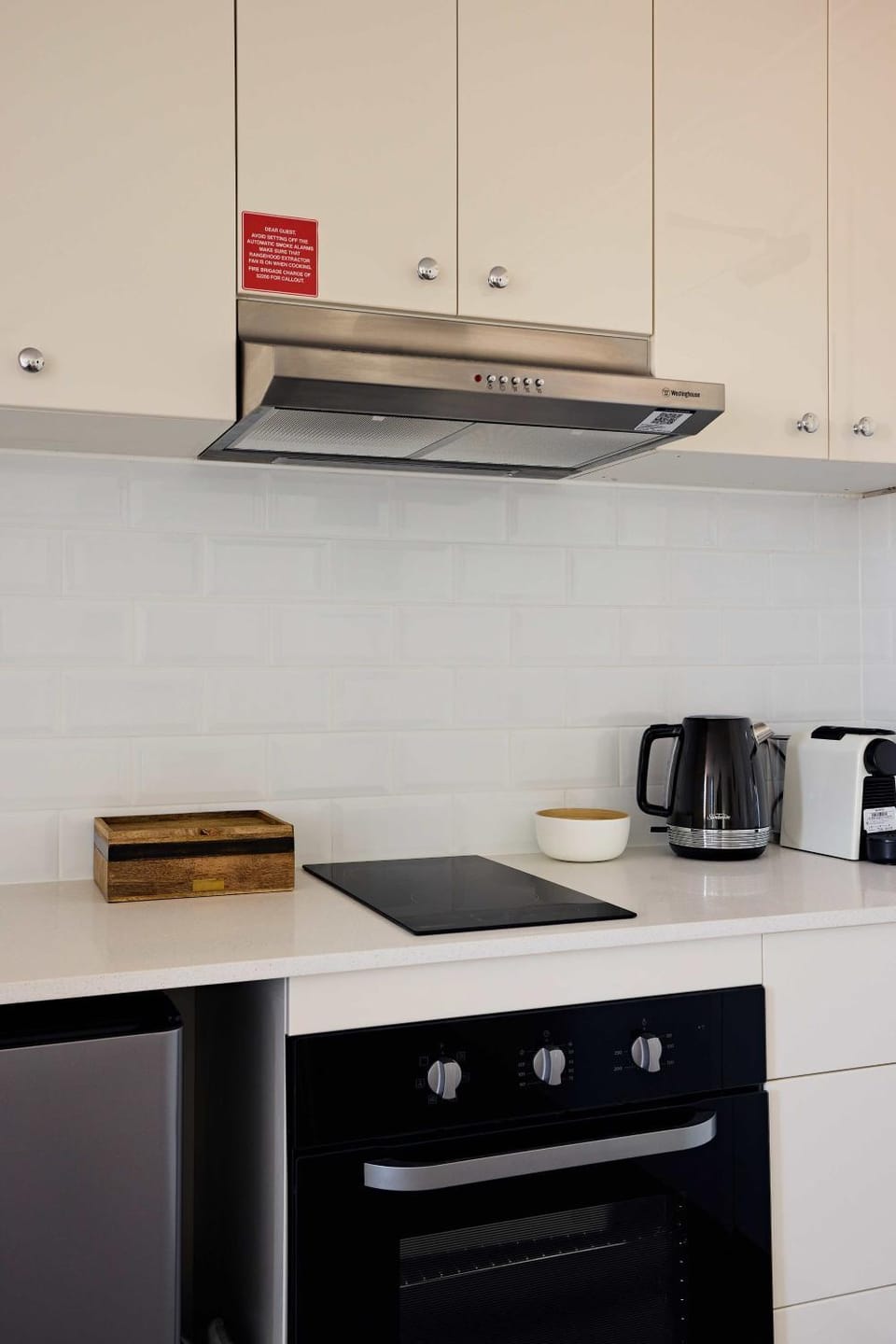 Coffee/tea facilities, Kitchen or kitchenette, oven, stove