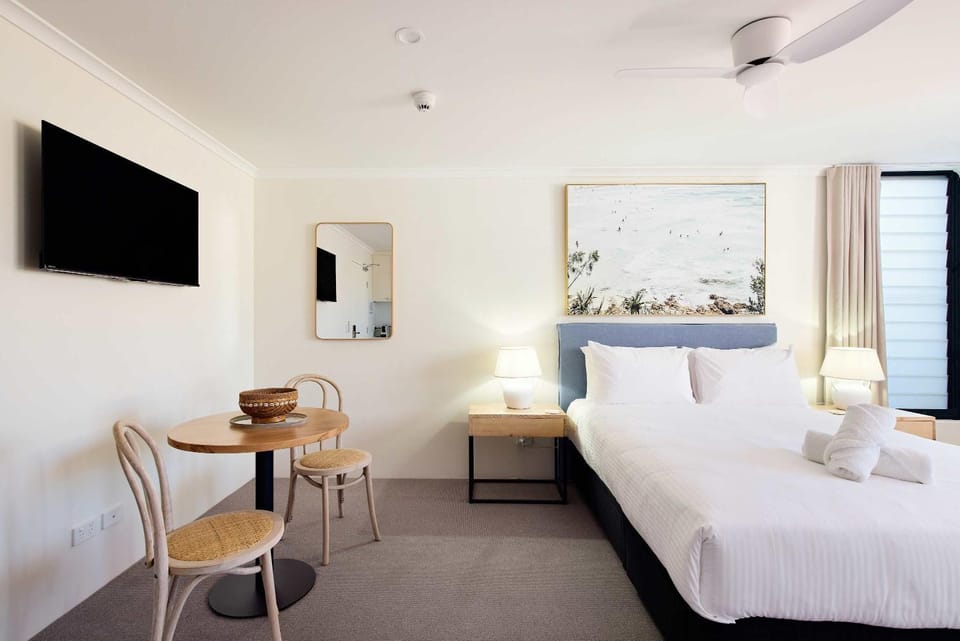 Bed, TV and multimedia, Seating area, Bedroom