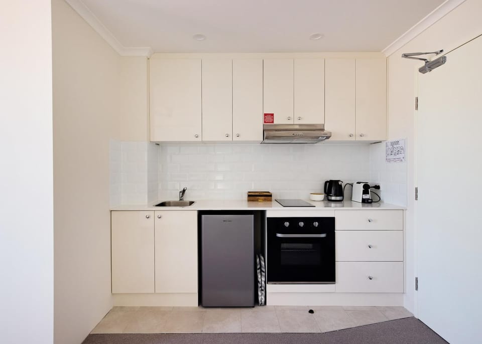 Coffee/tea facilities, Kitchen or kitchenette, oven, stove
