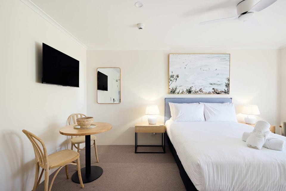 Bed, TV and multimedia, Bedroom