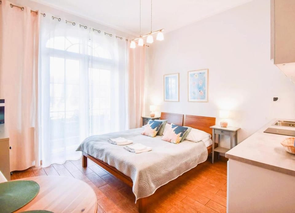 Bed, Photo of the whole room, towels