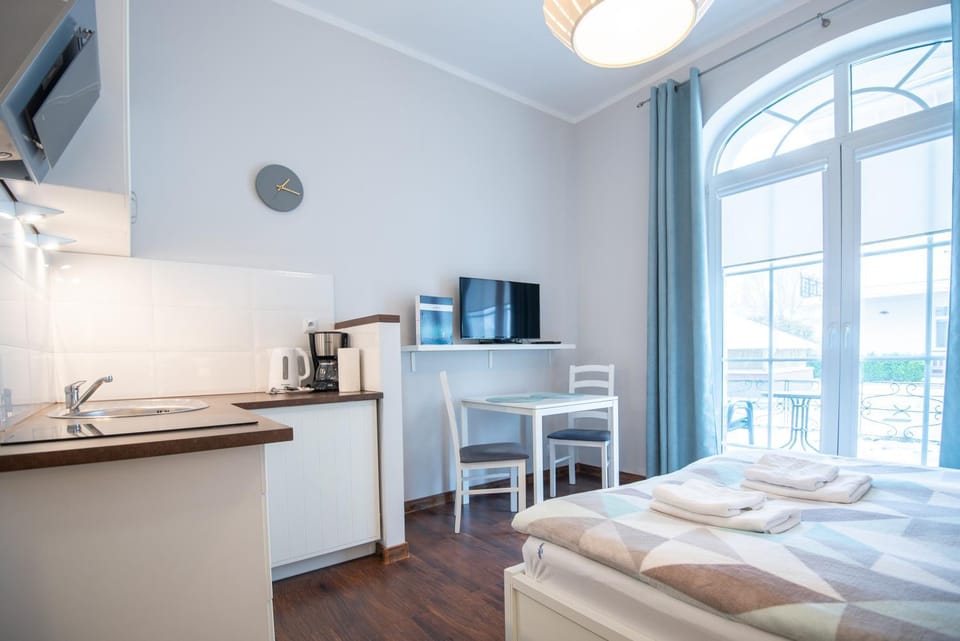 Bed, TV and multimedia, Kitchen or kitchenette, Photo of the whole room, towels