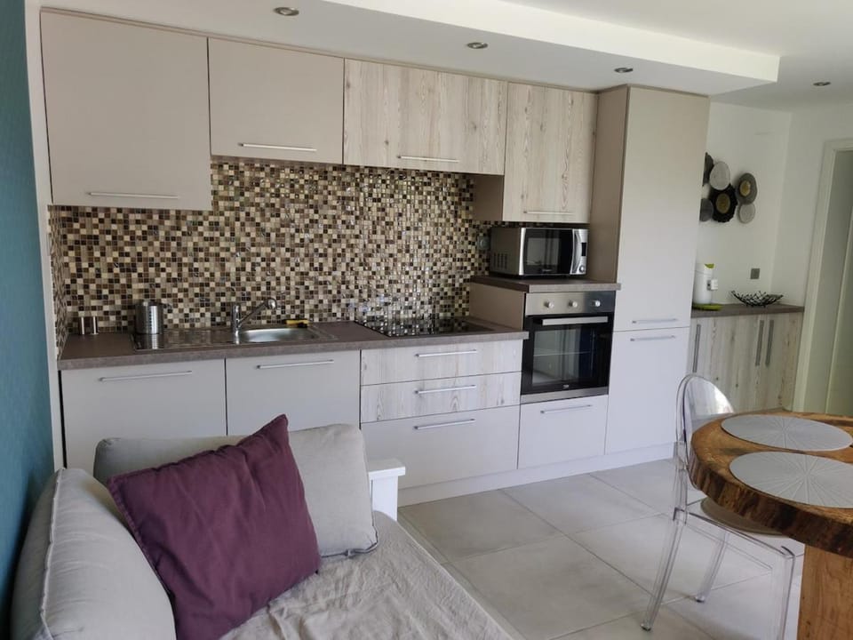 Coffee/tea facilities, Kitchen or kitchenette, Living room, Seating area, Dining area, dishwasher, oven, stove, toaster