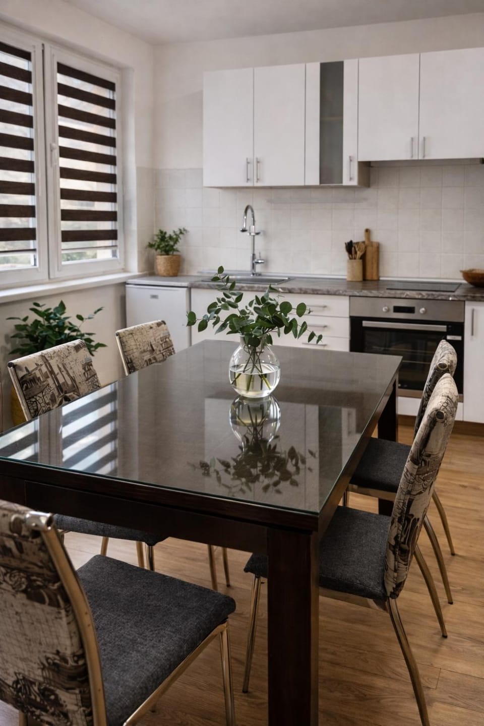 Kitchen or kitchenette, Dining area