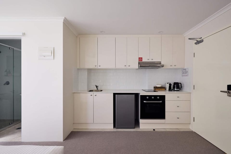 Coffee/tea facilities, Kitchen or kitchenette, oven, stove