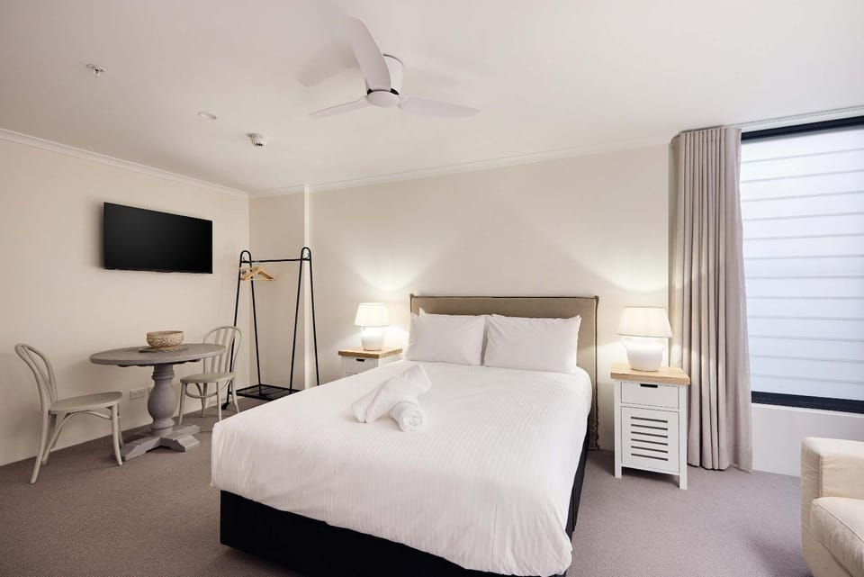 Bed, TV and multimedia, towels
